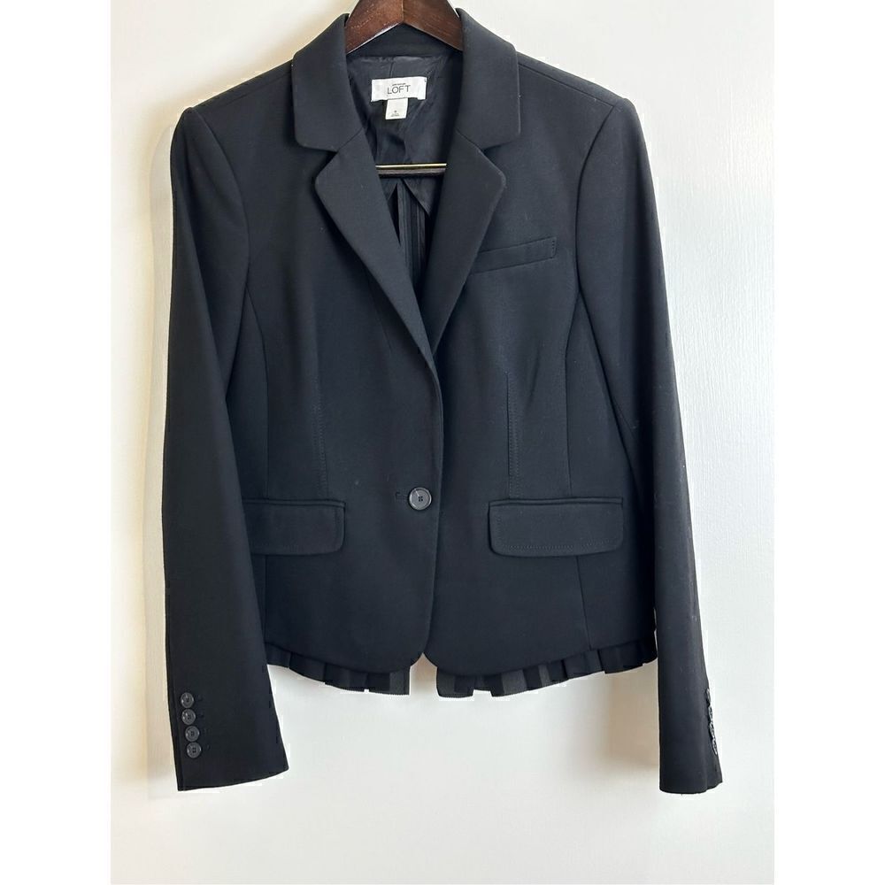 Ann Taylor Loft Size 8 black blazer jacket with pleats